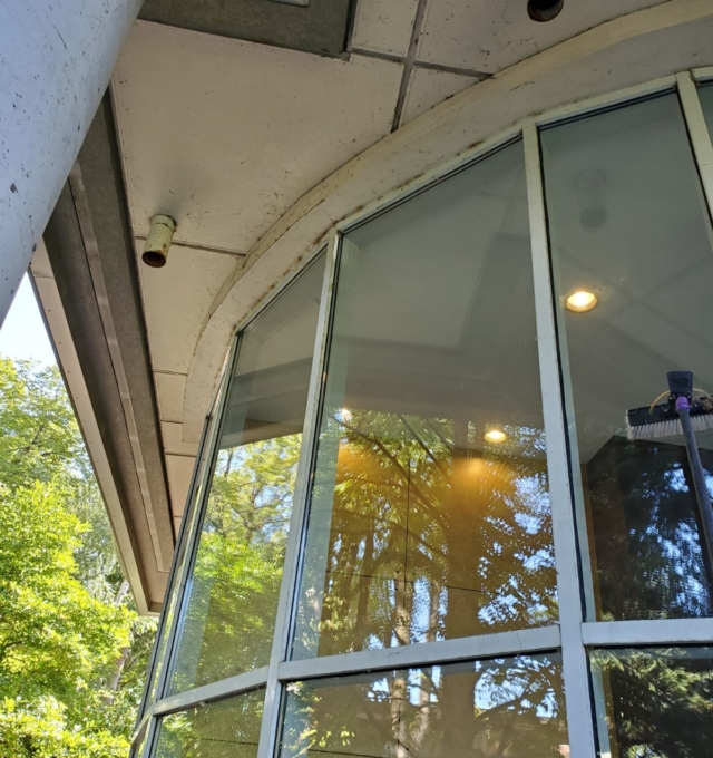 outside glass cleaning
